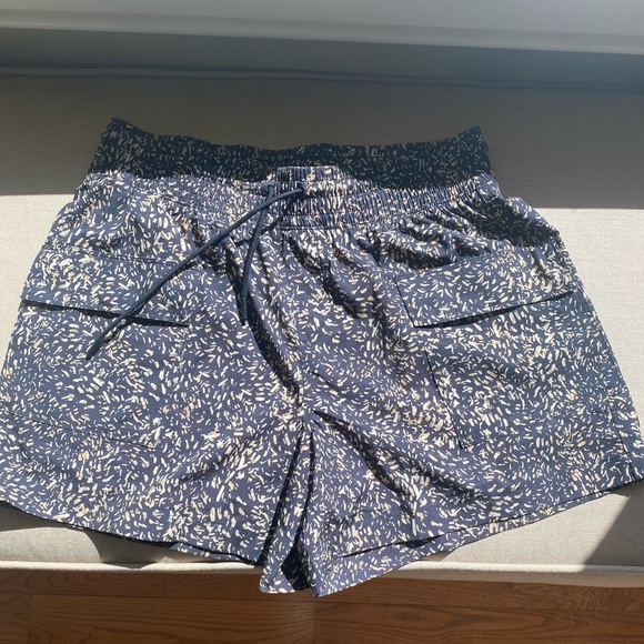 High-waisted Stretch Tech Performance Utility Cargo Shorts 5” Inseam NEW M - Picture 3 of 14